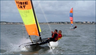  Tharon Plage 双体船 